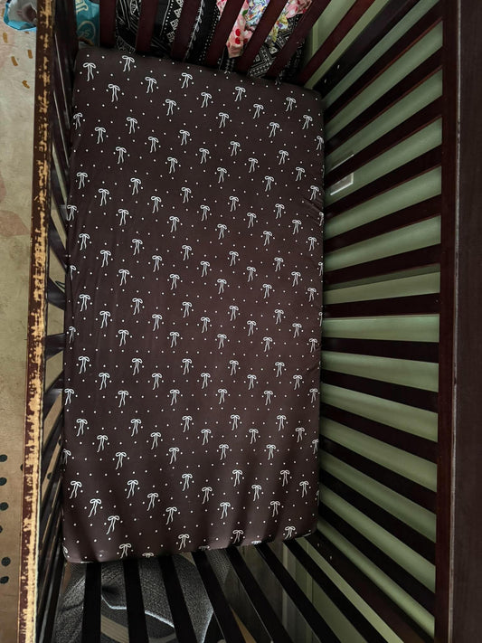 COCOA BOWS CRIB SHEET